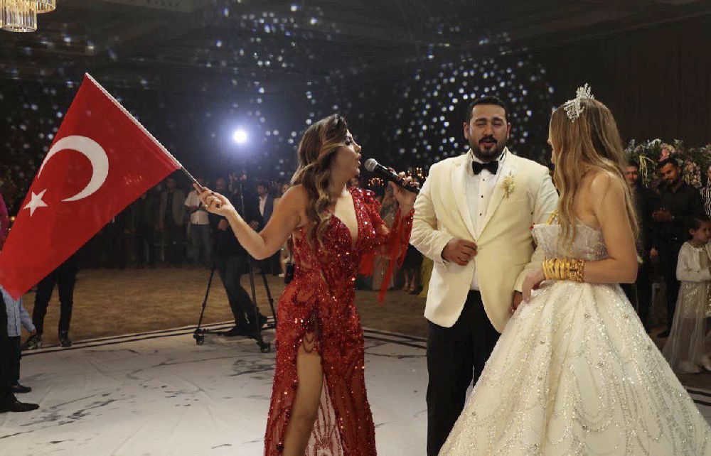 Aslı Hünel'den Gaziantep'te Cumhuriyet düğünü