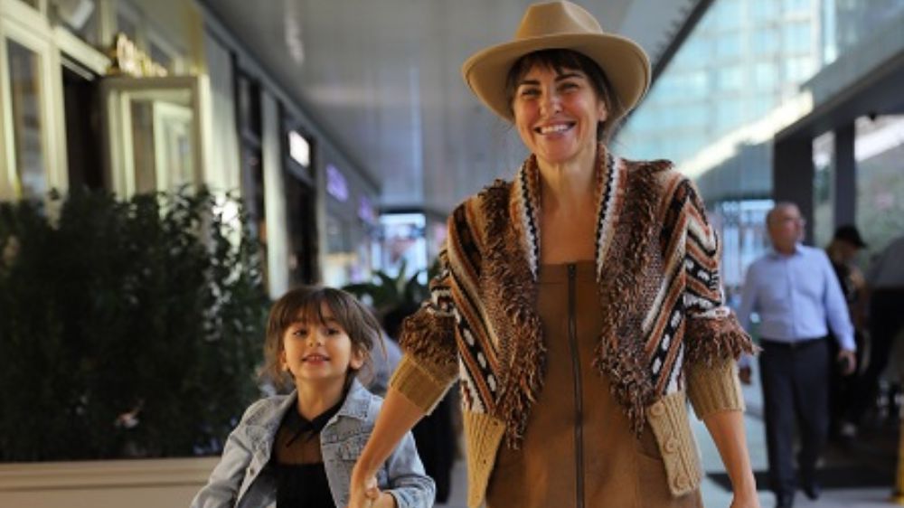 Aslı Tandoğan kızı Arya ile alışveriş turuna çıktı