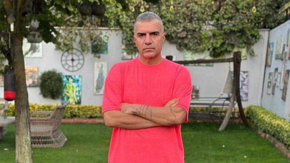 Berdan Mardini meme kanserine dikkat çekmek için pembe tişört giydi