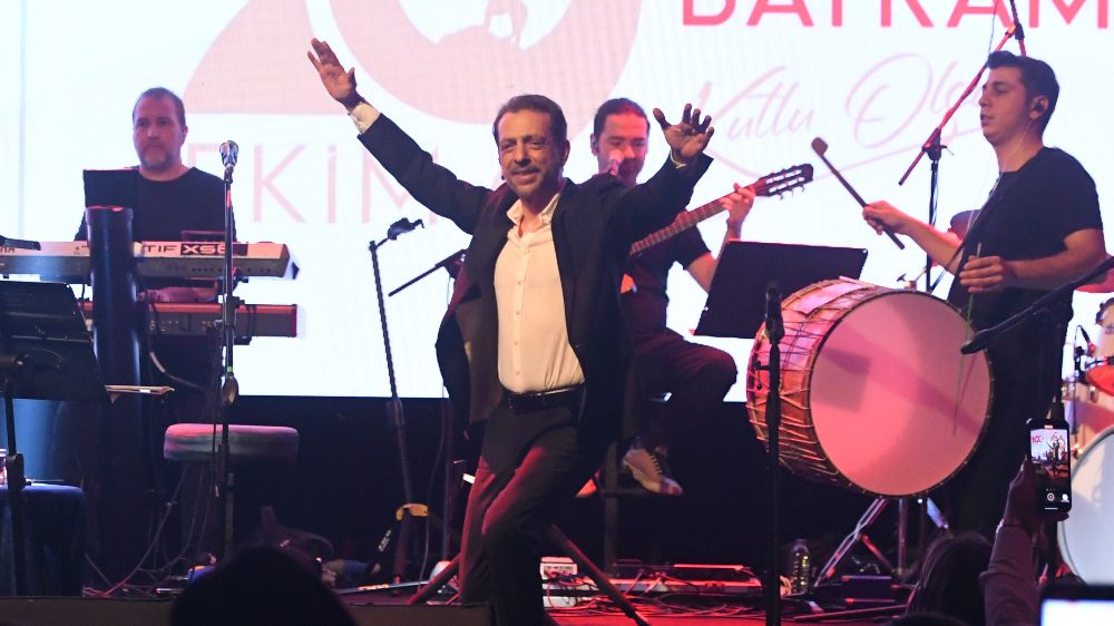 Damattan sahnede Cumhuriyet zeybeği