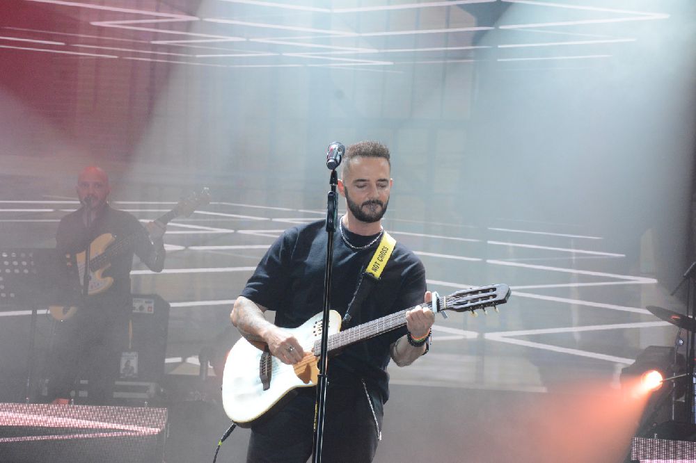 Gökhan Özen hayranlarını yağmur durduramadı