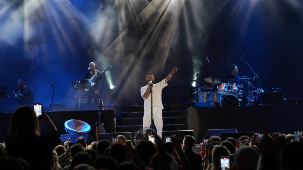 Gökhan Özen hayranlarını yağmur durduramadı   