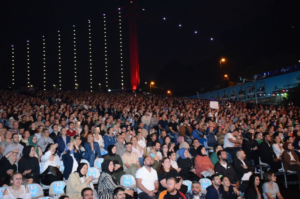 Gökhan Özen hayranlarını yağmur durduramadı