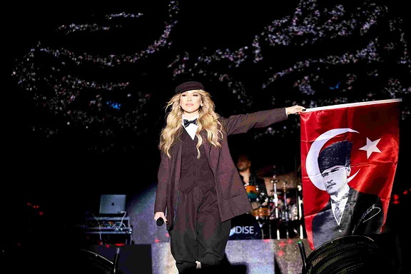 Hadise Atatürk kostümleri ile sahne aldı