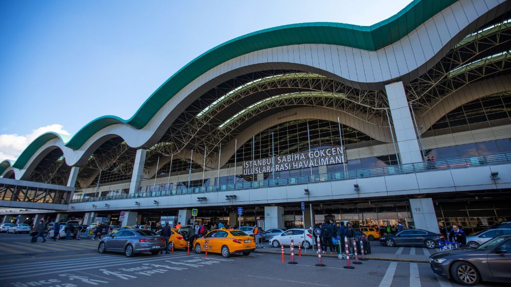 Hayvanları Koruma Günü'nde Sabiha Gökçen Havalimanı'nda e-atıklar mamaya dönüşüyor