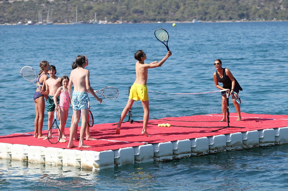 Hülya Avşar denizin ortasında tenis oynadı