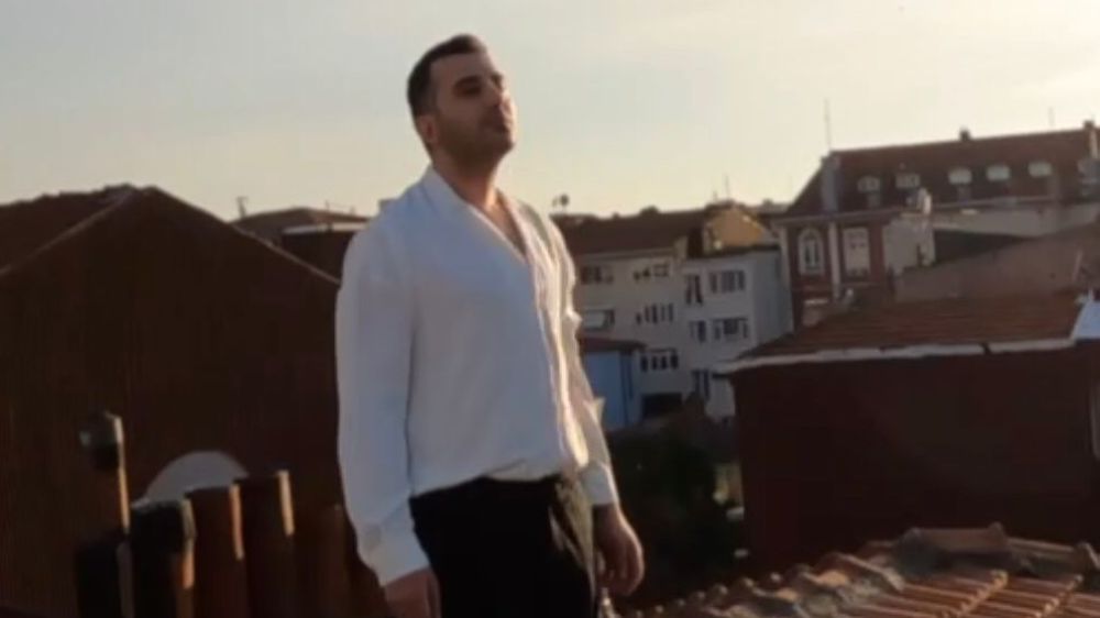 Klipte çatıya tabut çıkardı