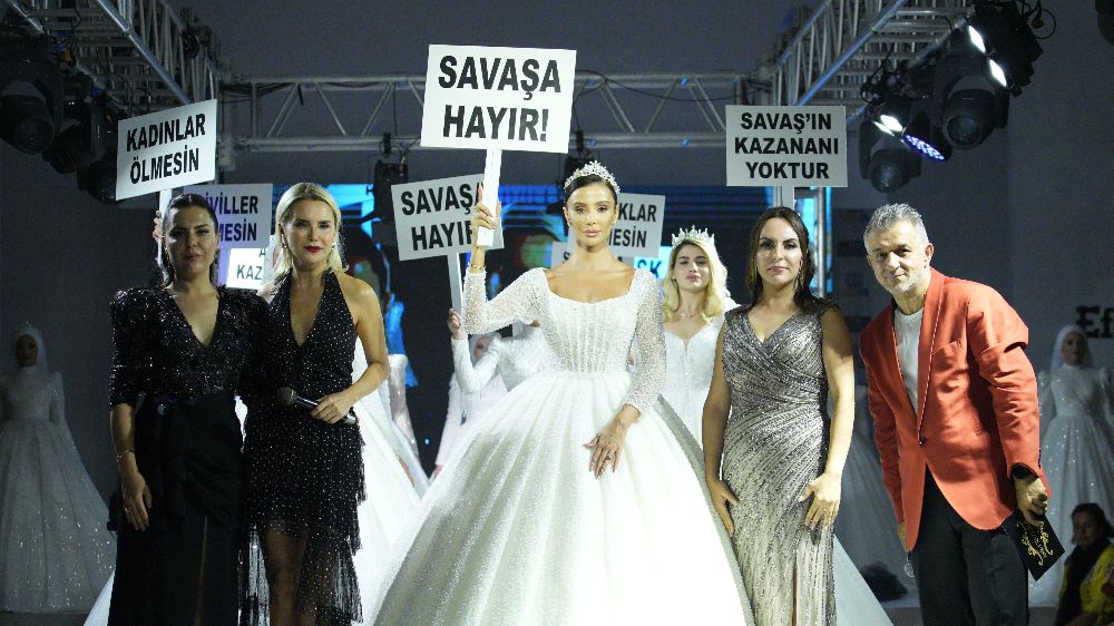 Mankenlerden savaşa tepki   