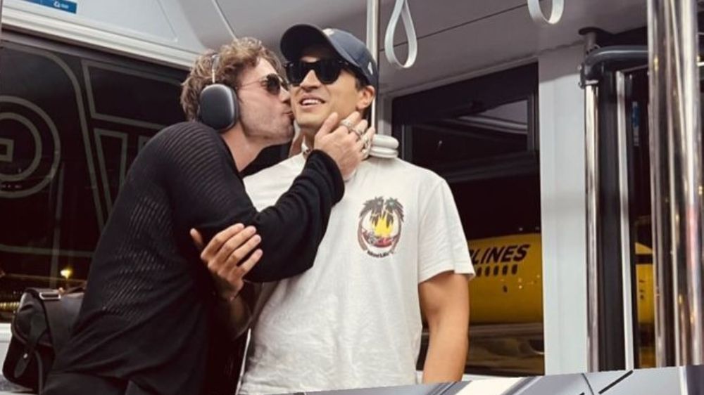 Mert Ramazan Demir ile Taro Emir Tekin'den otobüs pozu