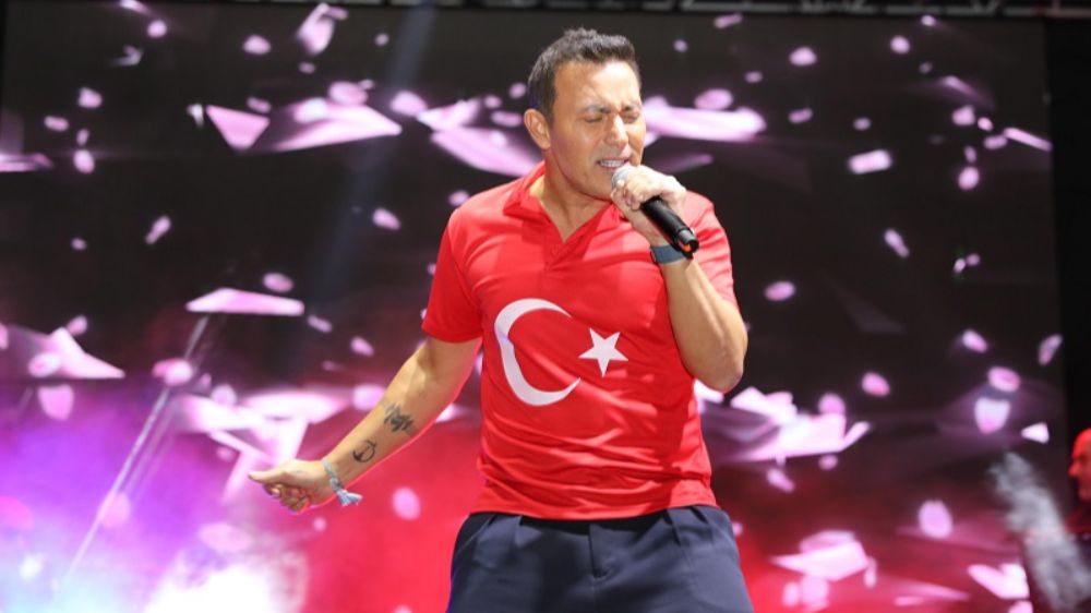 Mustafa Sandal'a konserinde oğlu Yaman eşlik etti! Yaman'ın babasına söylediği söz dikkat çekti!