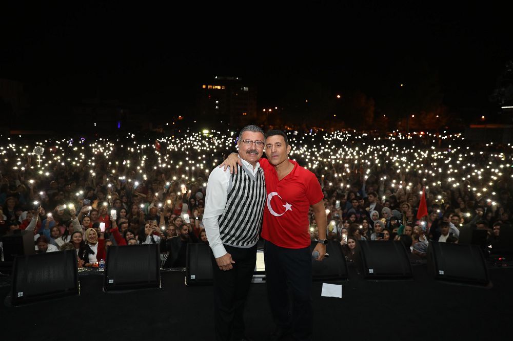 Mustafa Sandal'a konserinde oğlu Yaman eşlik etti! Yaman'ın babasına söylediği söz dikkat çekti!