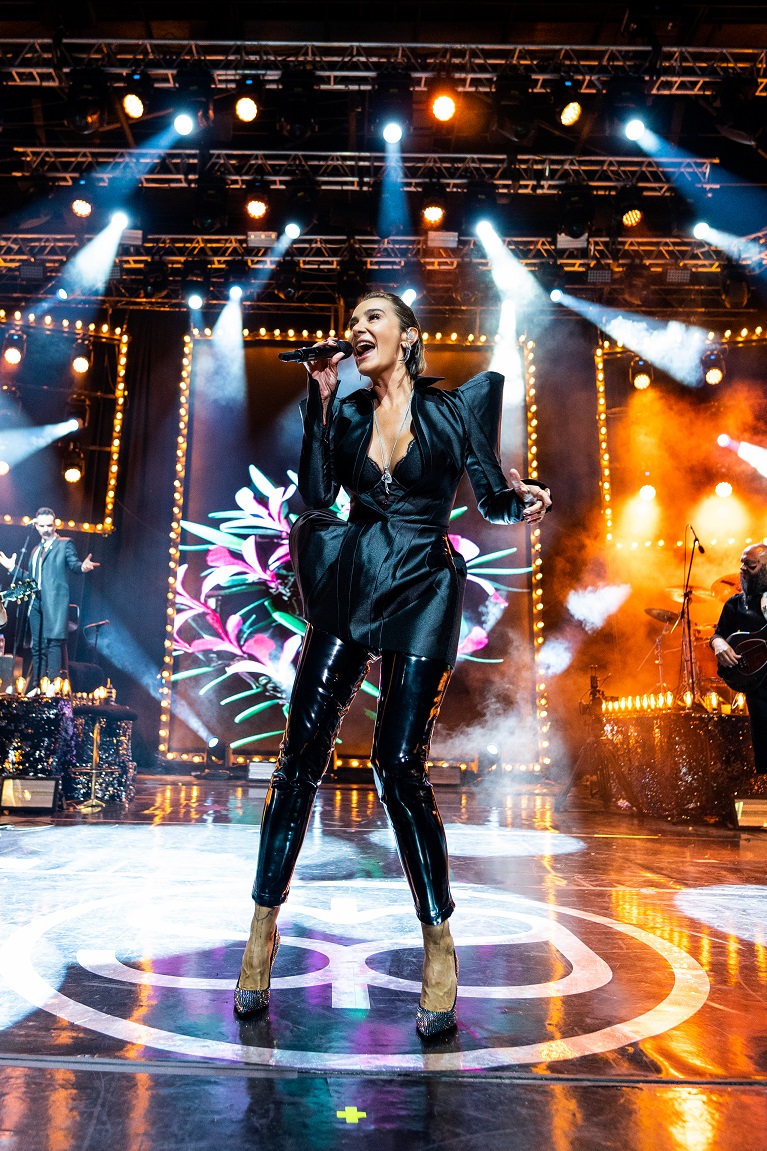 Sıla sahne kombiniyle dikkat çekti