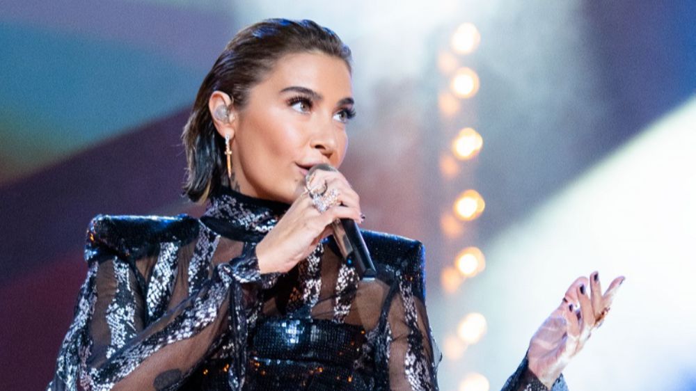 Sıla sahne kombiniyle dikkat çekti