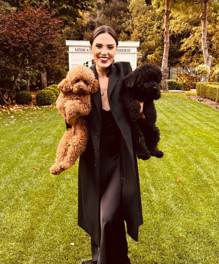 Şükran Ovalı'dan konuşulan pozlar