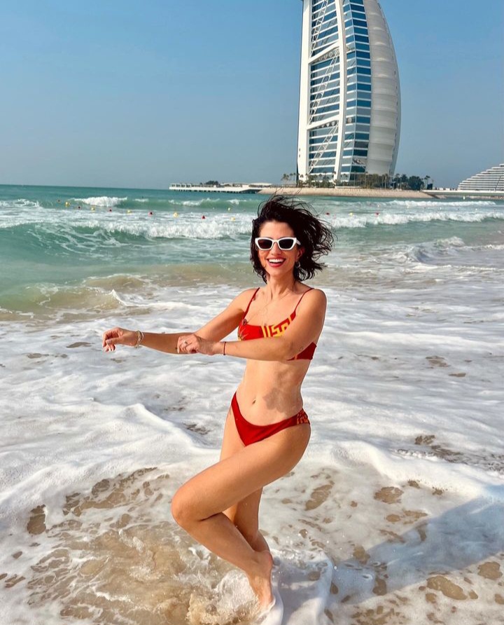 Ünlü sanatçı Kenan Doğulu'nun kardeşi Canan Doğulu Dubai tatilinde modellere taş çıkardı
