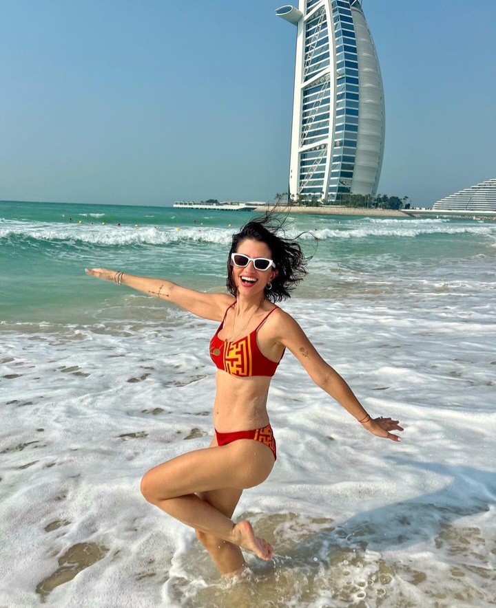 Ünlü sanatçı Kenan Doğulu'nun kardeşi Canan Doğulu Dubai tatilinde modellere taş çıkardı