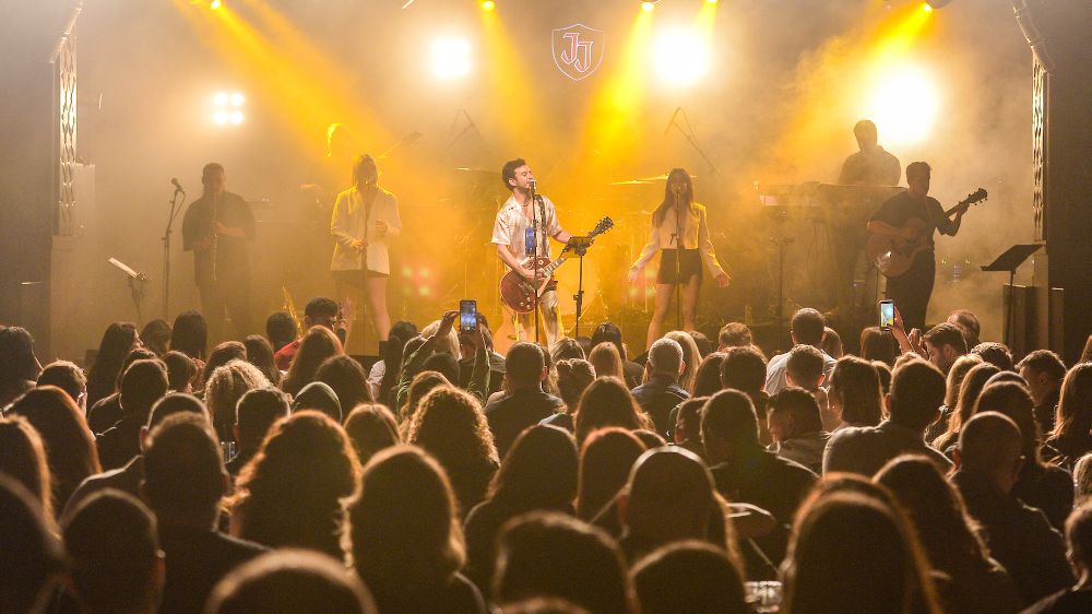 Albüm şarkılarını ilk kez seslendirdi