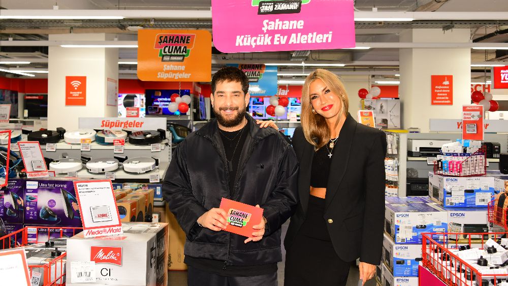 Çağla Şıkel ve Enis Arıkan hem ‘Şahane Cuma’ alışverişi yaptı hem de eğlendi