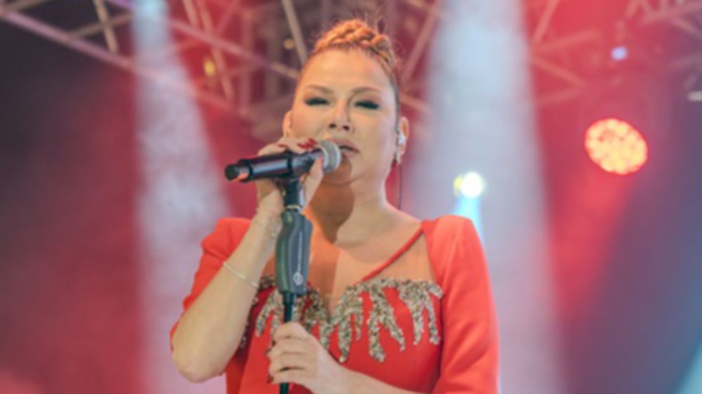 Deniz Seki sahnede gözyaşlarına hakim olamadı