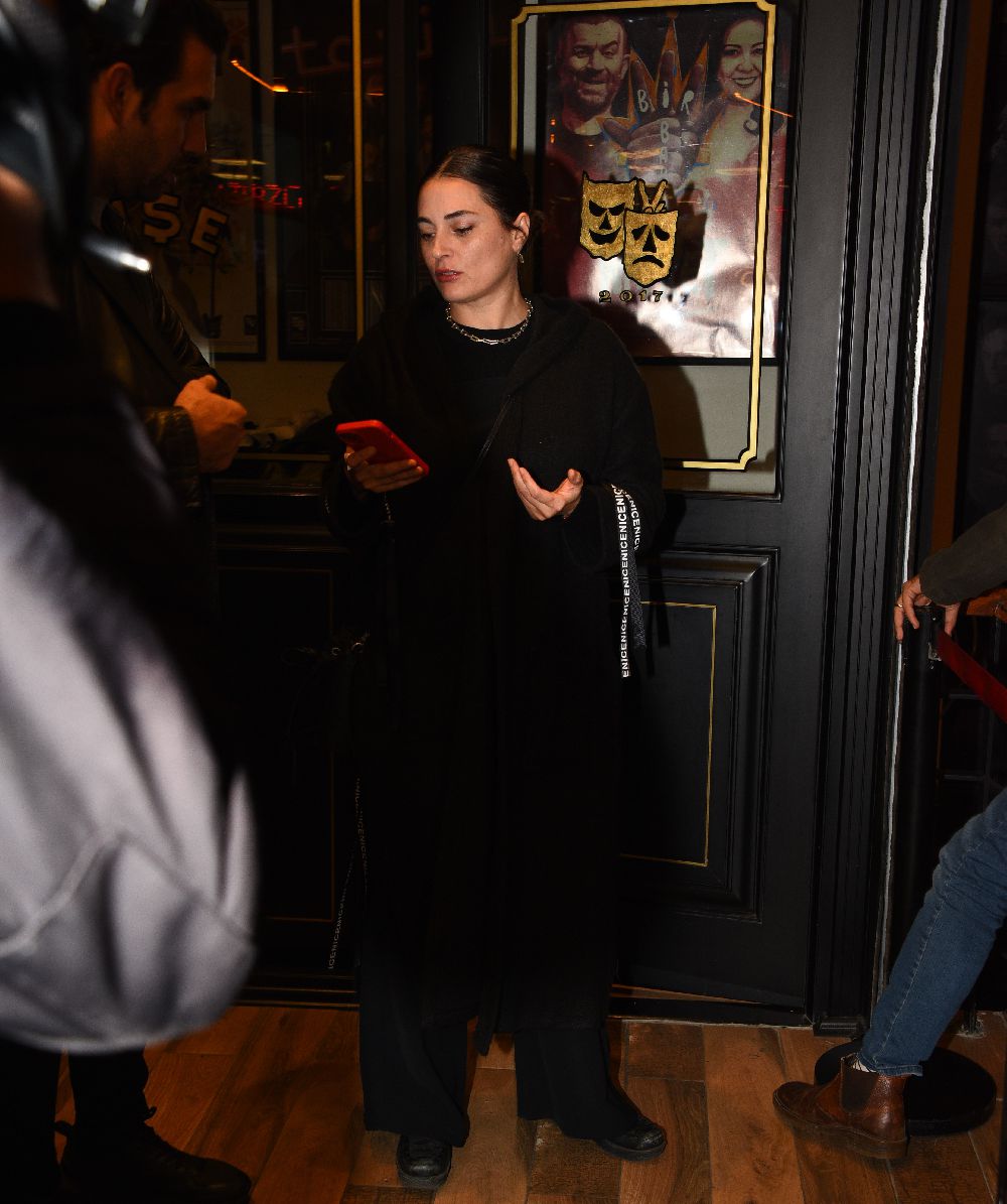 “Karşınızda Yalnız Kadın” Şenay Gürler’in performansı ile sahnede