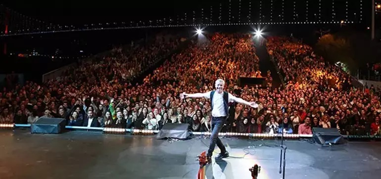 Kuruçeşme Açıkhava’da Levent Yüksel şarkıları yankılandı