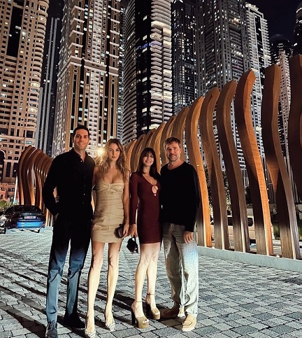 Neslişah Alkoçlar ile eşi Engin Altan Düzyatan, Dubai'ye yerleşen Aslışah Alkoçlar ve Kaan Demirağ'ı ziyaret etti