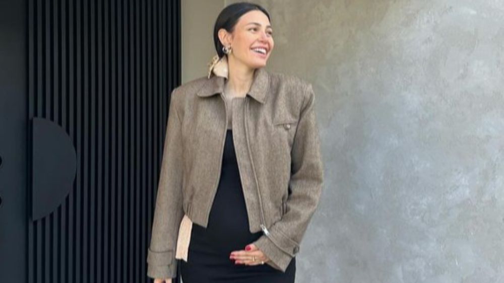 Ünlü isim Tuğçe Aziz'den karnı burnunda pozlar