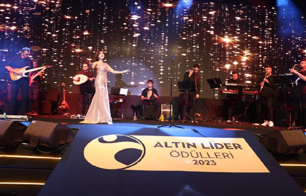 Altın Lider Ödülleri Büyülü Gala Geceleri yıldızlar geçidine sahne oldu