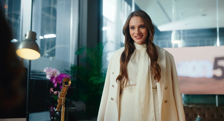 Başrollerini Birce Akalay, Miray Daner ve İbrahim Çelikkol'un paylaştığı 'Kuş Uçuşu'ndan yeni fotoğraflar