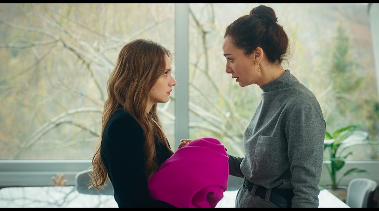 Başrollerini Birce Akalay, Miray Daner ve İbrahim Çelikkol'un paylaştığı 'Kuş Uçuşu'ndan yeni fotoğraflar