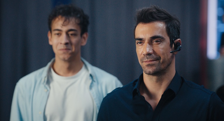 Başrollerini Birce Akalay, Miray Daner ve İbrahim Çelikkol'un paylaştığı 'Kuş Uçuşu'ndan yeni fotoğraflar