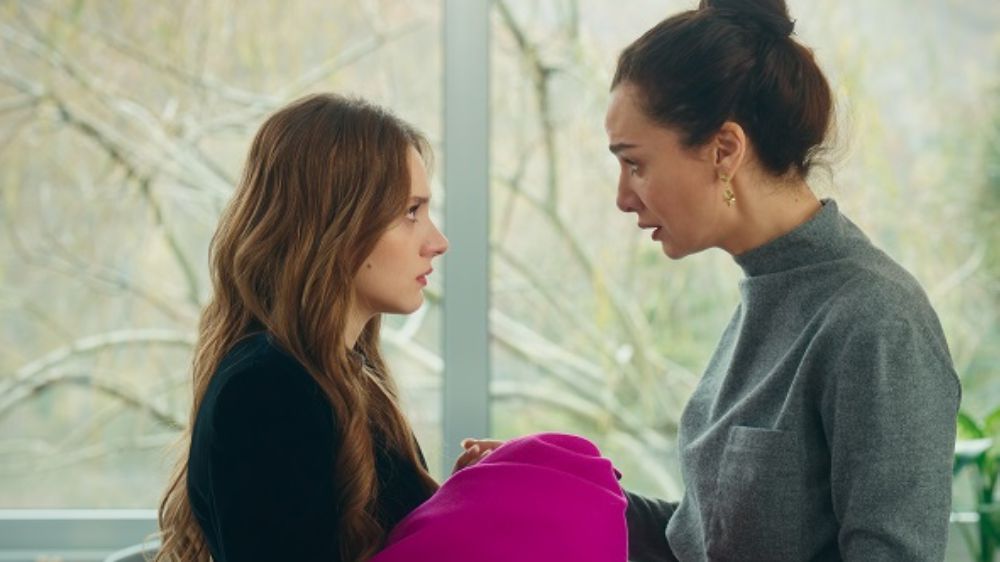 Başrollerini Birce Akalay, Miray Daner ve İbrahim Çelikkol'un paylaştığı 'Kuş Uçuşu'ndan yeni fotoğraflar