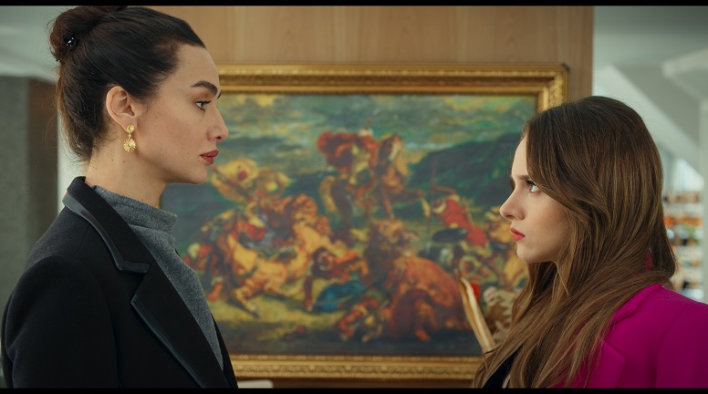 Başrollerini Birce Akalay, Miray Daner ve İbrahim Çelikkol'un paylaştığı 'Kuş Uçuşu'ndan yeni fotoğraflar