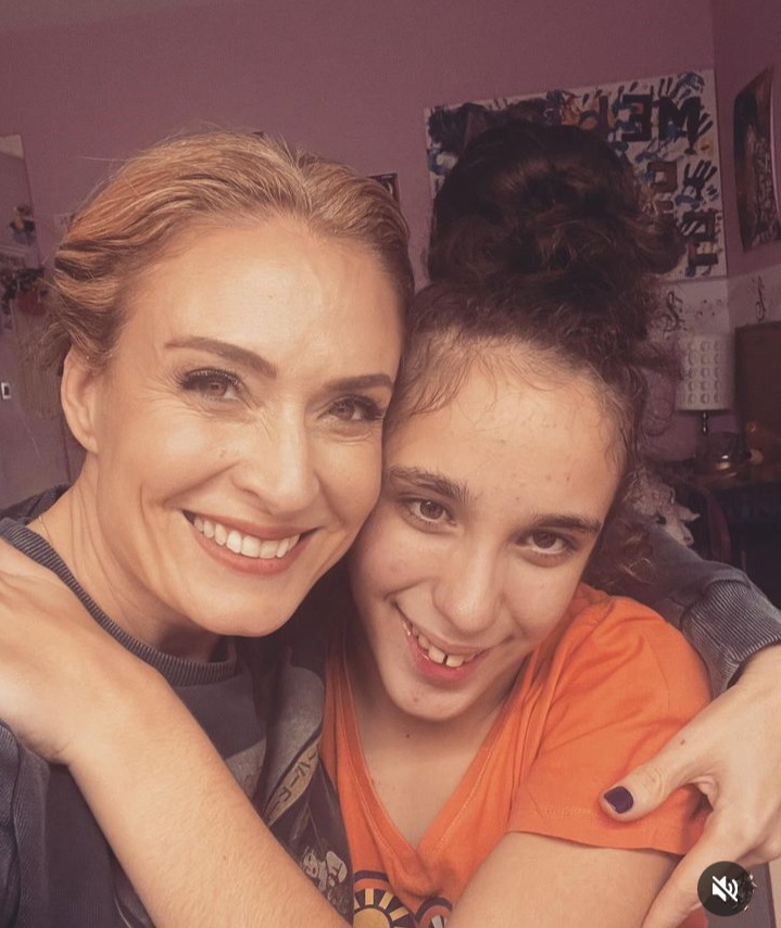 Ceyda Düvenci kızı Melisa ile pozlarını paylaştı