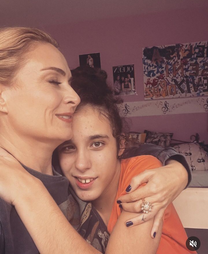 Ceyda Düvenci kızı Melisa ile pozlarını paylaştı