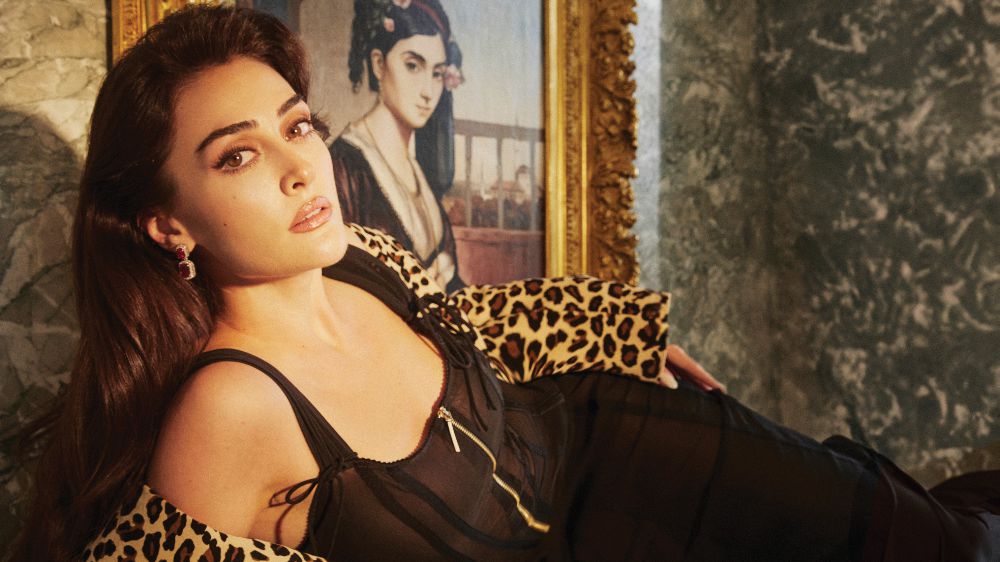 Esra Bilgiç: Geçmiş dönem aşkları hepimizin hayallerini süslüyor