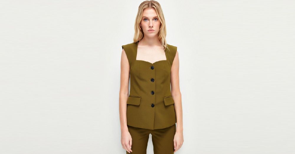 Gündüzden Geceye Bluz ve Yelek İkilisiyle 24 Saat Şıklık