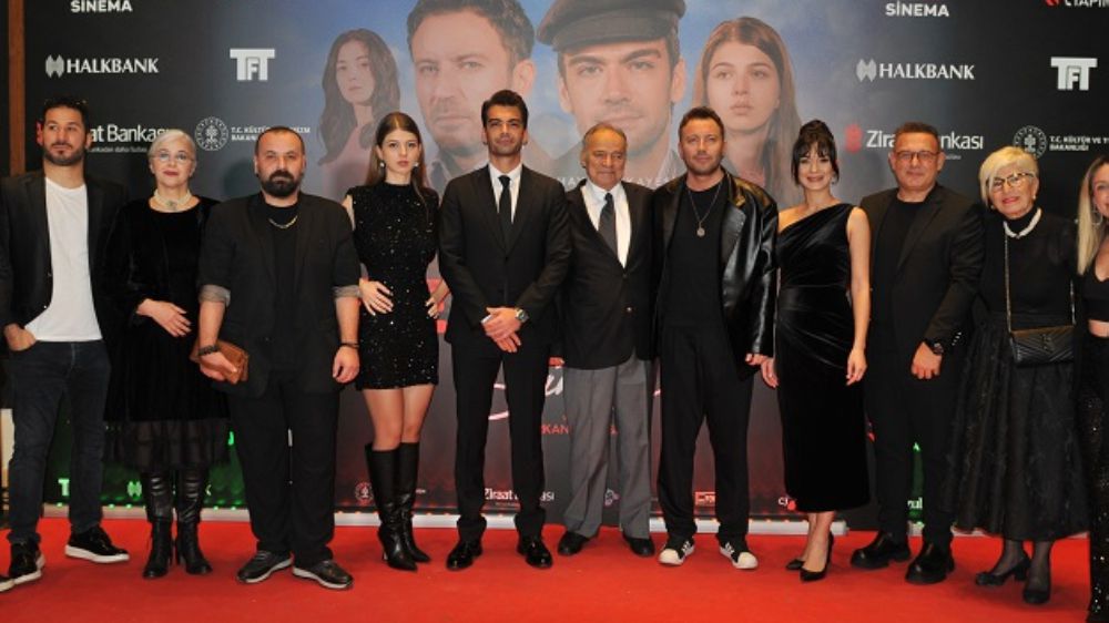 'Güneşi Beklerken Simitçi' filminin galası yapıldı