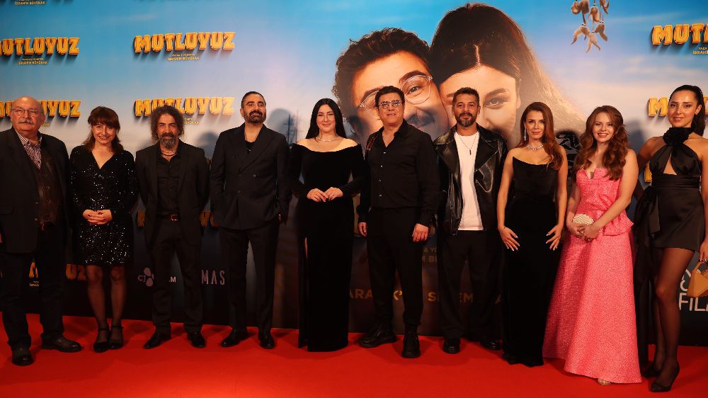 İbrahim Büyükak ve Yasemin Sakallıoğlu’nu buluşturan evlilik komedisi ‘Mutluyuz’ filminin galası gerçekleşti
