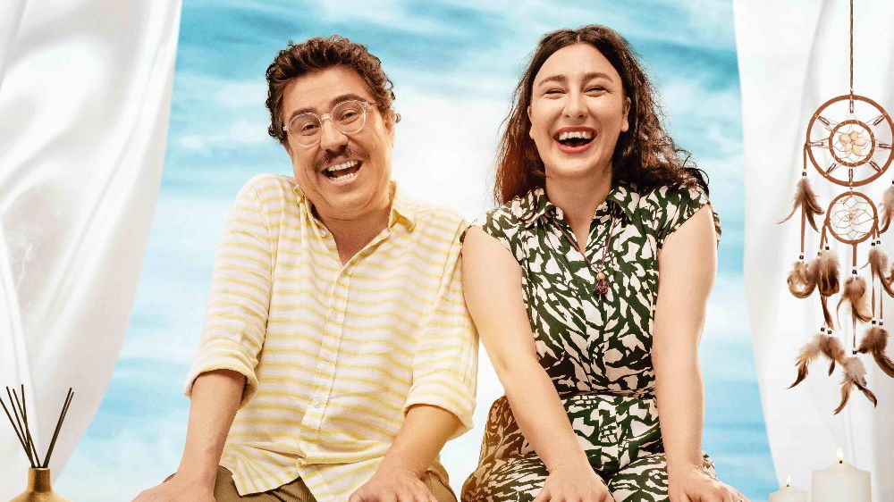 İbrahim Büyükak ve Yasemin Sakallıoğlu’nu buluşturan filmin afişlerini izleyici seçti