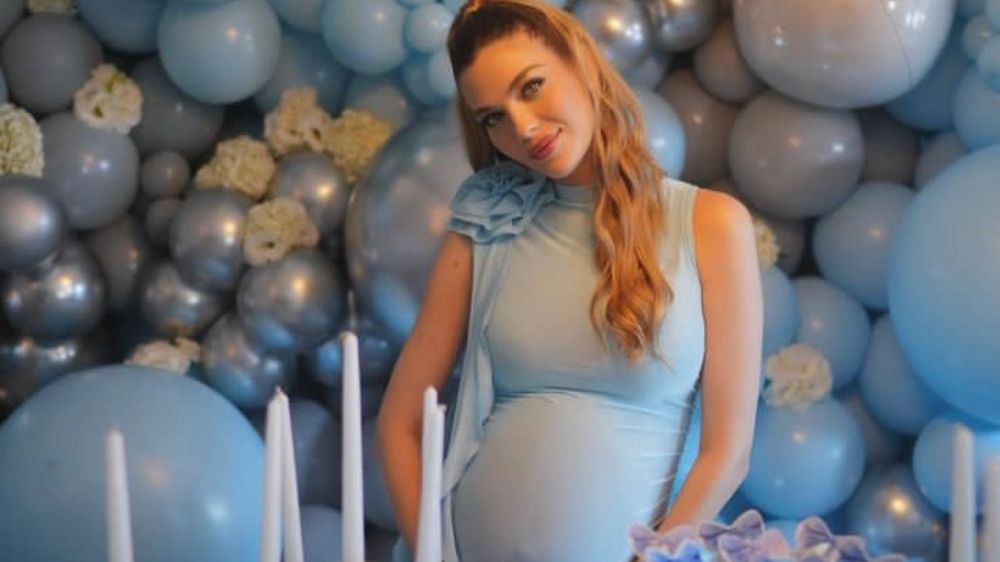 Ünlü isim Yasemin Şefkatli'den karnı burnunda pozlar