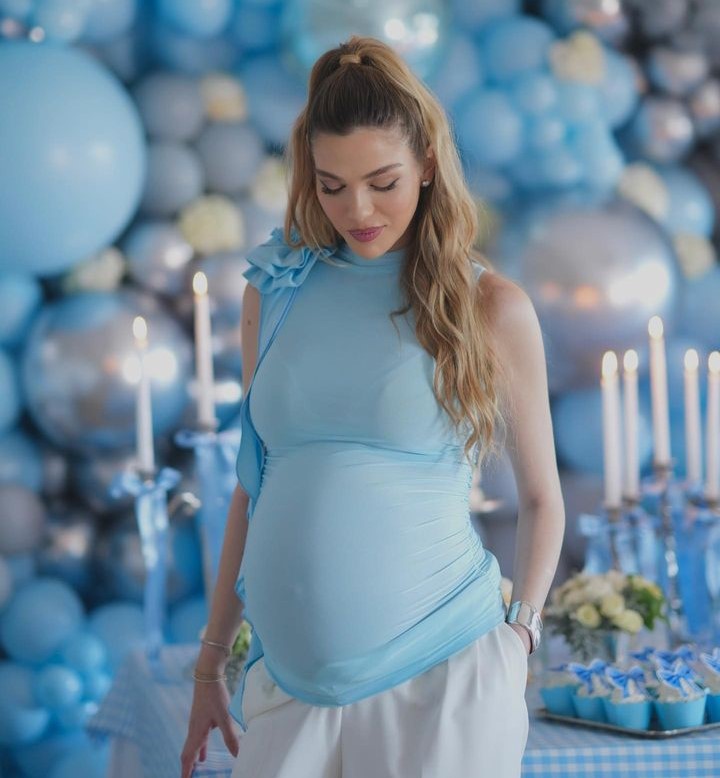 Ünlü isim Yasemin Şefkatli'den karnı burnunda pozlar