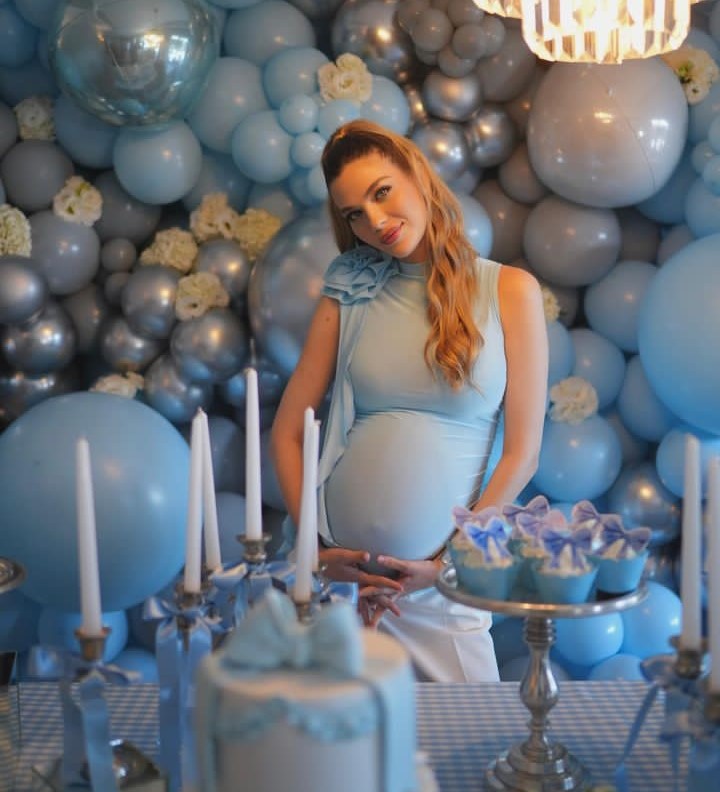 Ünlü isim Yasemin Şefkatli'den karnı burnunda pozlar