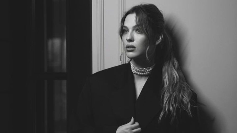 Ünlü isim Yasemin Şefkatli'den karnı burnunda pozlar