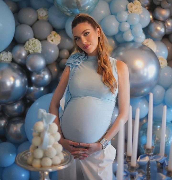 Ünlü isim Yasemin Şefkatli'den karnı burnunda pozlar