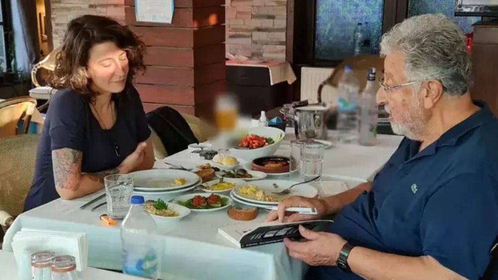 Yıllar sonra Metin Akpınar'ın kızı olduğu anlaşılan Duygu Nebioğlu'ndan şok açıklama!