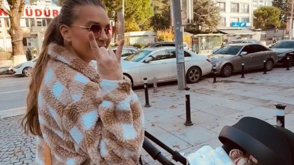 Aslı Enver kızı Elay ile yürüyüşe çıktı