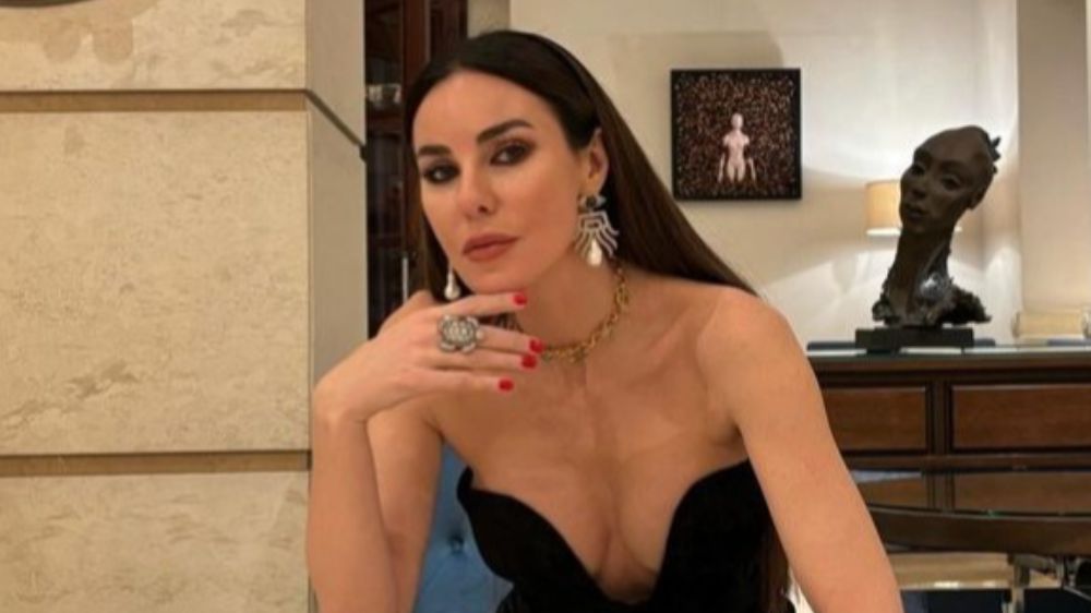 Defne Samyeli'nin dekolteli pozları sosyal medyayı salladı