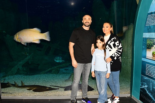 Demet Akalın, Okan Kurt ve Hira'nın akvaryum keyfi