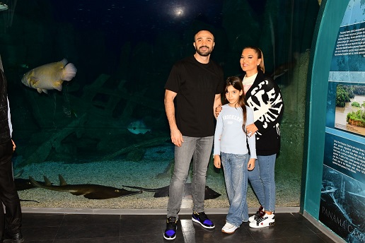 Demet Akalın, Okan Kurt ve Hira'nın akvaryum keyfi